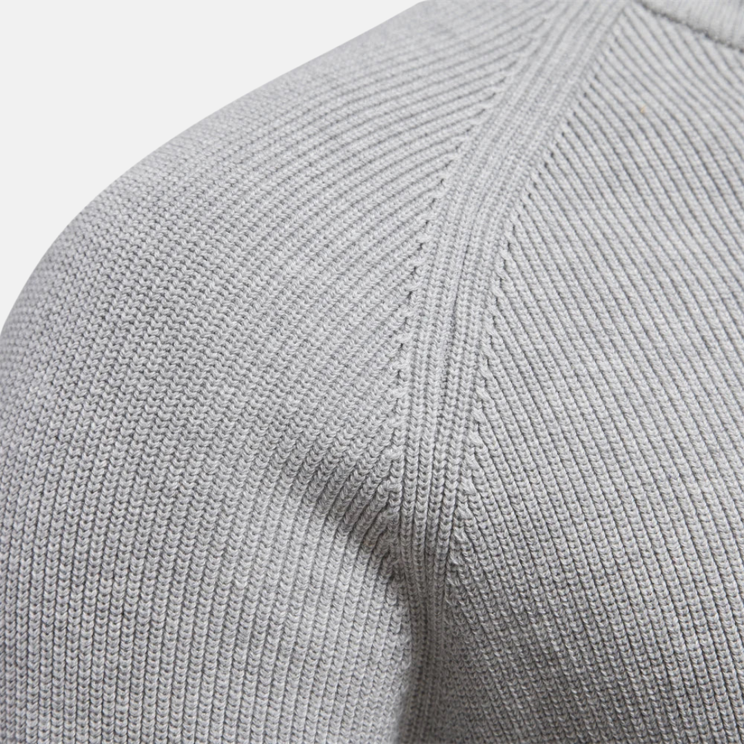 Man draagt casual halfzip sweater met ribgebreide mouwen, een veelzijdige en stijlvolle pullover voor mannen.