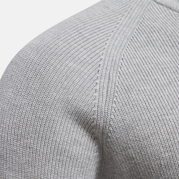 Man draagt casual halfzip sweater met ribgebreide mouwen, een veelzijdige en stijlvolle pullover voor mannen.