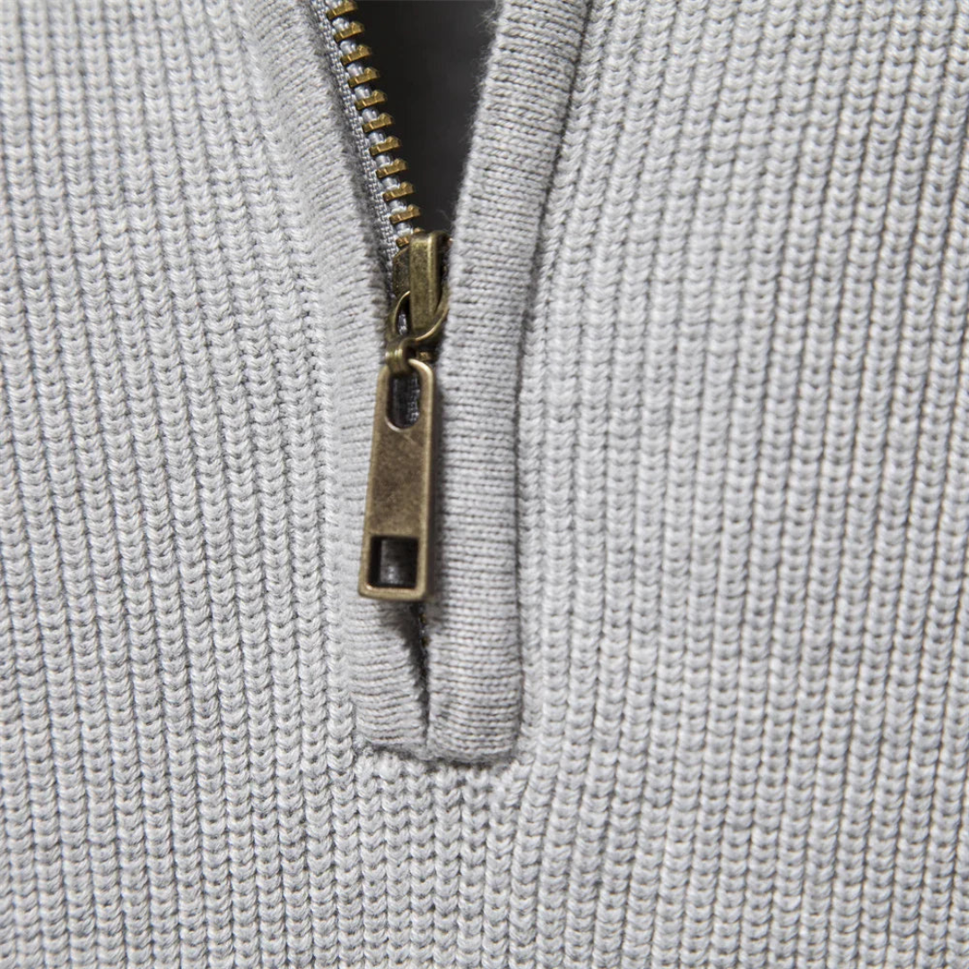 Detailweergave van de unieke ribgebreide mouwen op een klassieke heren halfzip pullover, trendy herfstmode.