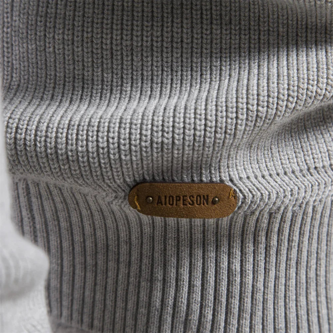 Warme wintermode: comfortabele heren halfzip trui met ribgebreide mouwen, essentieel voor dagelijks comfort.