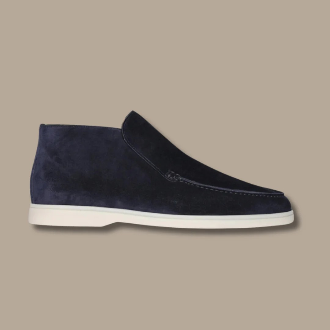Trendy heren loafers met verhoogde zool in een dynamische pose, toont comfort en moderne stijl.