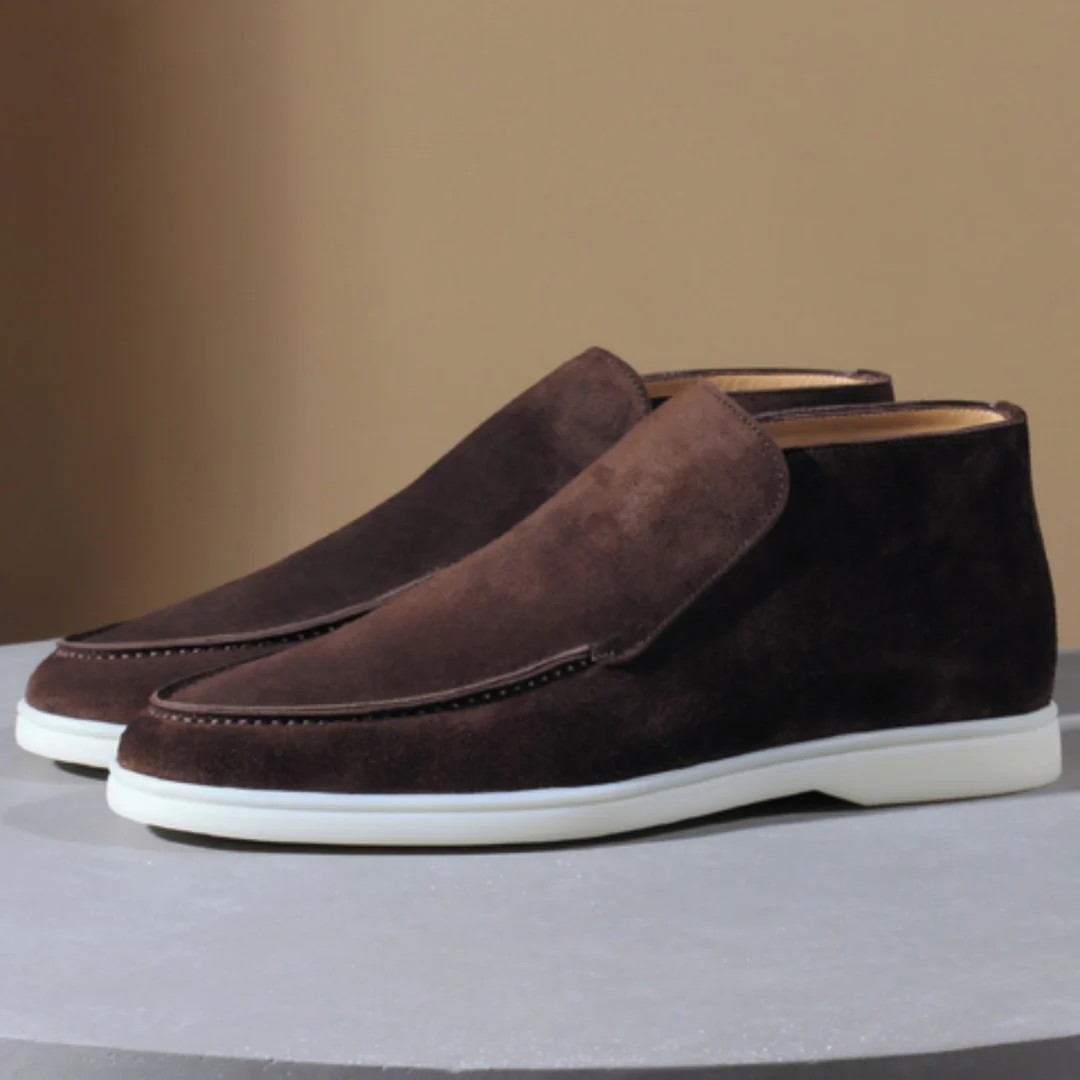 Bruine slip-on loafers voor mannen, met een moderne verhoogde zool en comfortabele pasvorm.