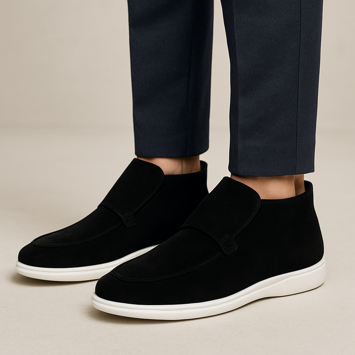 Close-up van de bovenkant van een stijlvolle slip-on heren loafer, met oog voor detail.