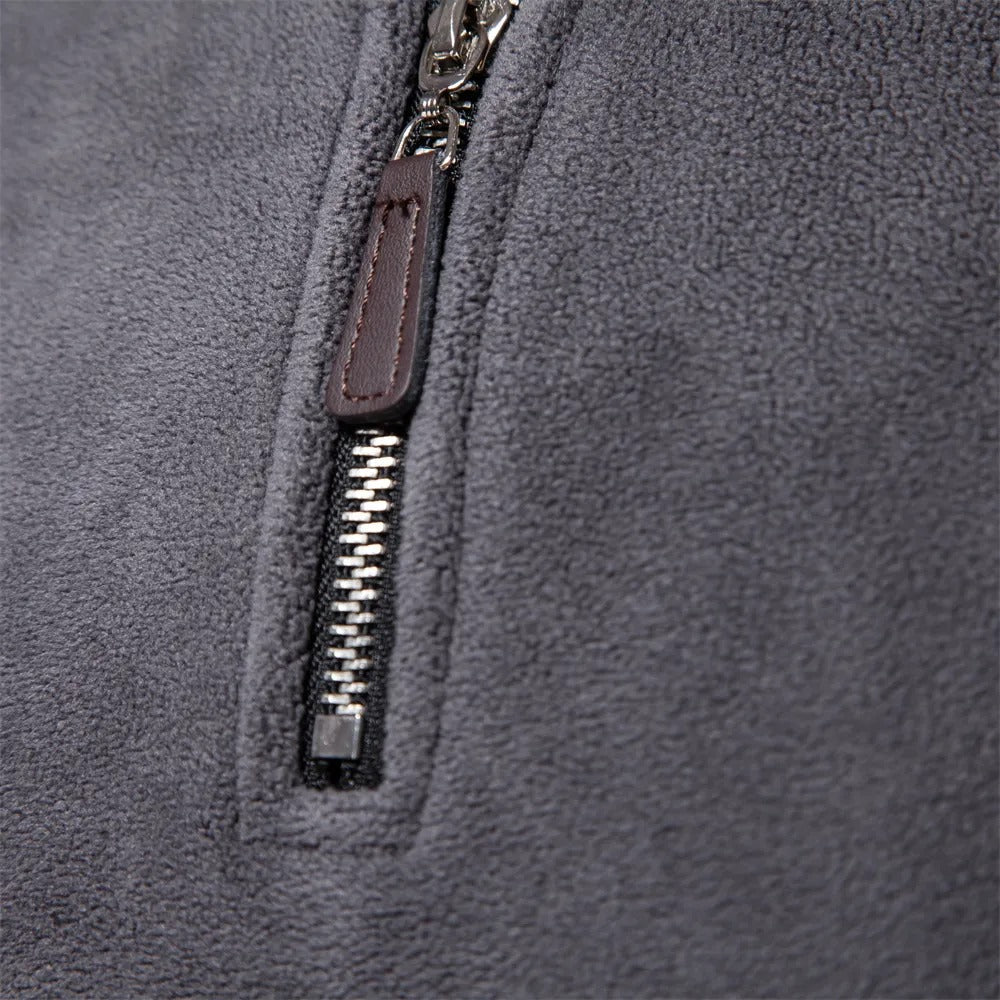 Beige heren pullover met praktische halve rits. Comfortabele wintermode voor een stijlvolle en warme look.