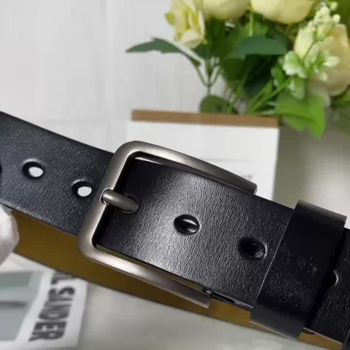 Gedetailleerde close-up van heren riem met unieke afwerking en robuuste zilverkleurige pin-gesp.