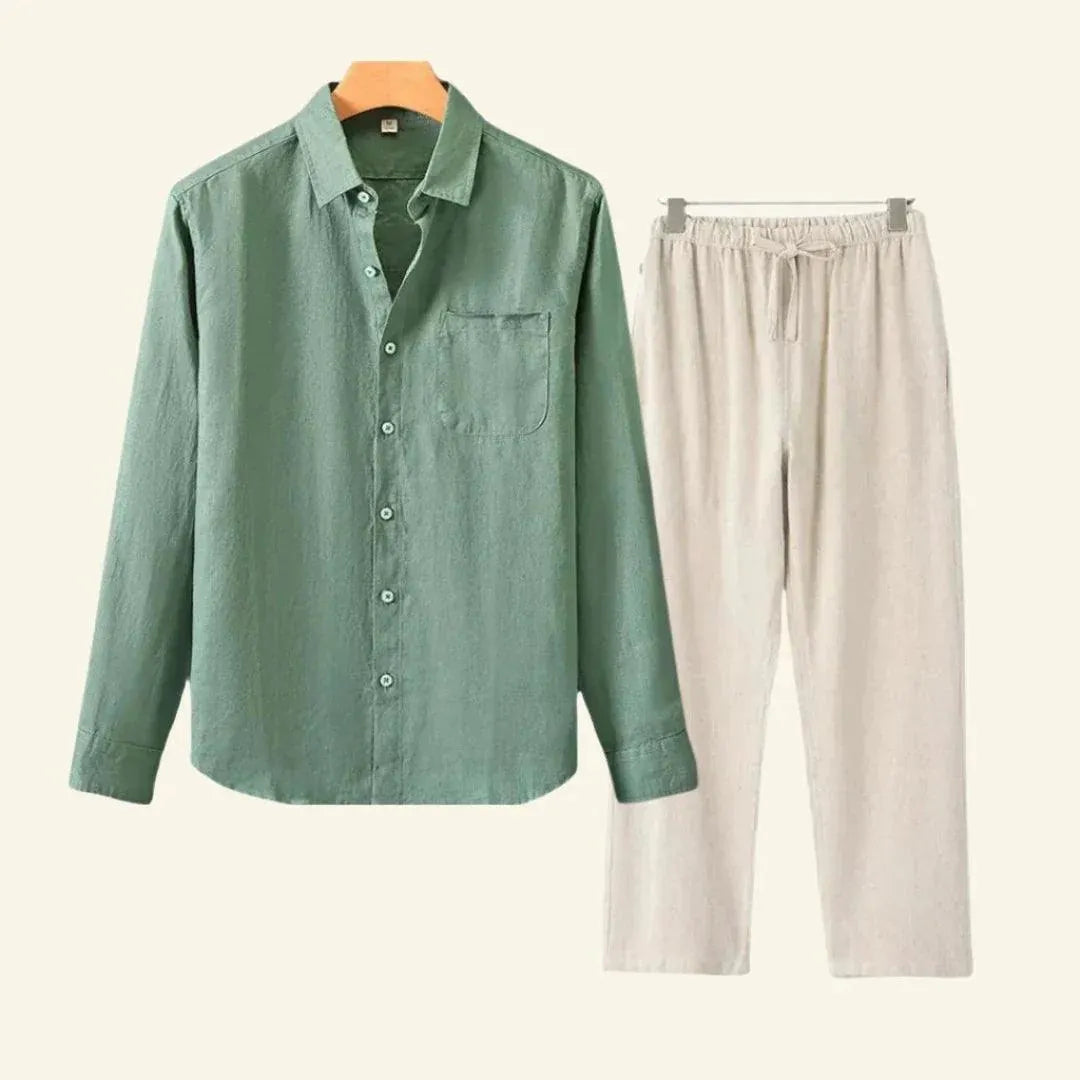 Stijlvolle heren set met comfortabele broek en blouse, perfect voor lente en zomer.