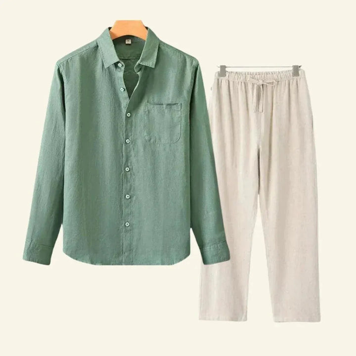 Stijlvolle heren set met comfortabele broek en blouse, perfect voor lente en zomer.