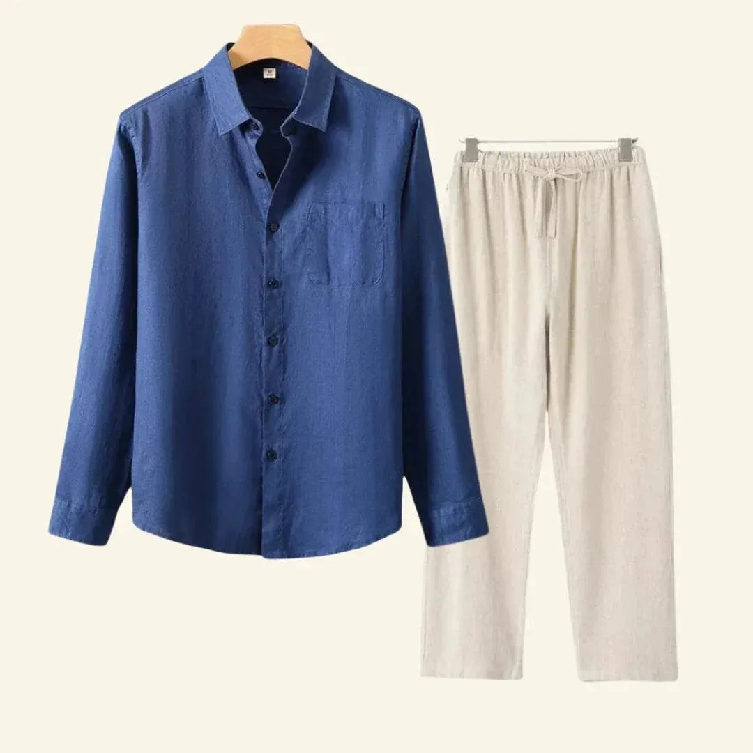 Man draagt stijlvolle heren set: comfortabele broek en blouse, perfect voor een wandeling.