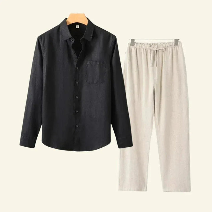 Veelzijdige heren outfit: lichte broek en blouse voor zomer, lente of herfst.