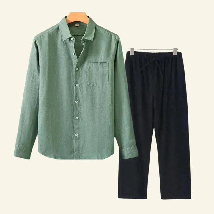 Ademende heren strandkleding set: losse broek en luchtige blouse voor vakantie.