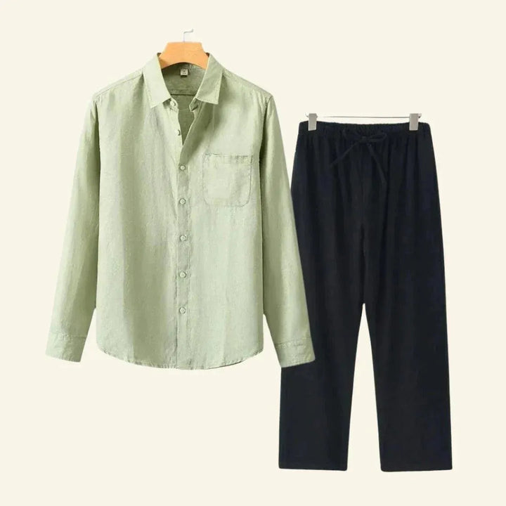 Smart casual heren set met elegante broek en blouse, geschikt voor zomeravonden.
