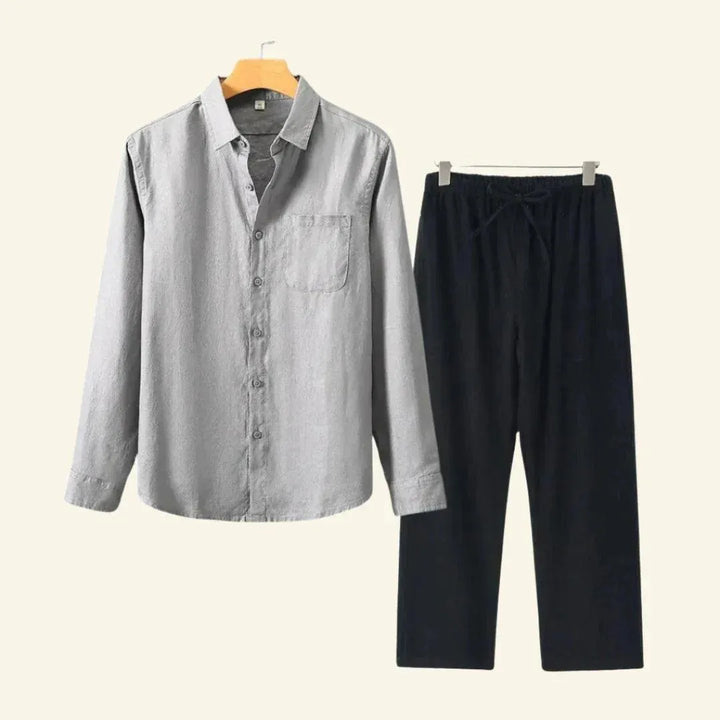 Comfortabele heren broek uit een set, perfect te combineren met een lichte blouse.