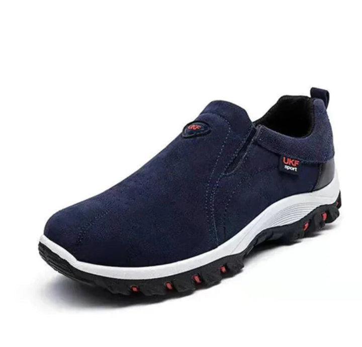 Heren slip-on sneakers aan voet, ideaal voor dagelijks gebruik en casual lente/zomer outfits. Sportieve stijl.