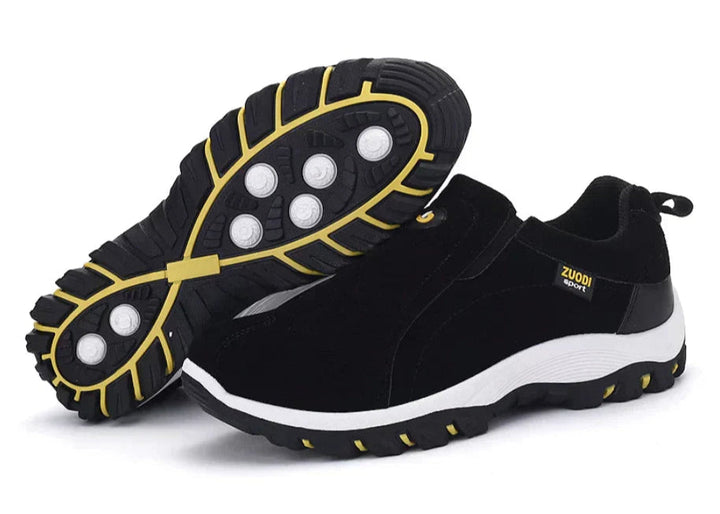 Achterkant van de comfortabele heren slip-on sneakers met duurzame zool. Ideaal voor sportieve lente mode.