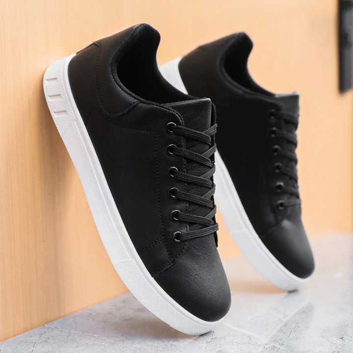 Moderne lage heren sneakers met vetersluiting, ideaal voor een stijlvolle en comfortabele outfit.