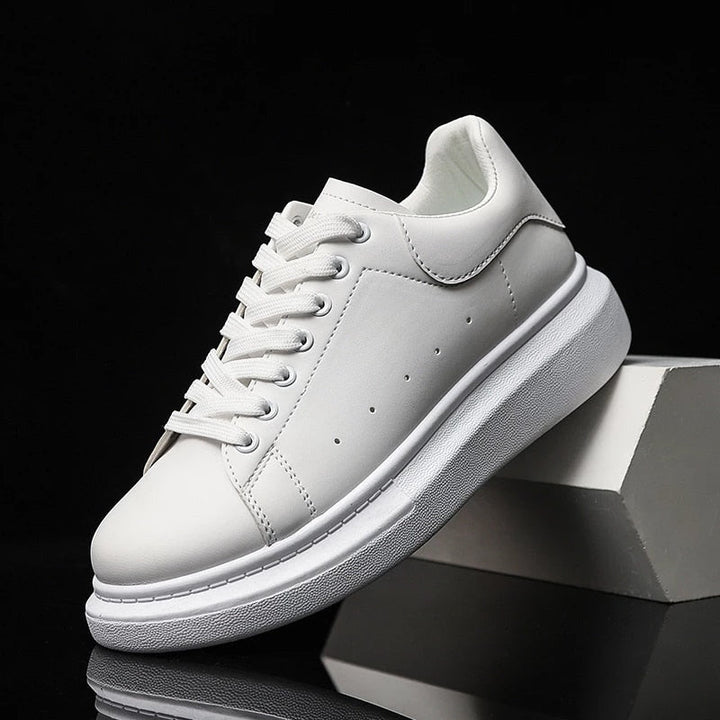 Witte heren urban sneakers met een frisse, stijlvolle look. Comfortabele dagelijkse schoenen voor elke gelegenheid.
