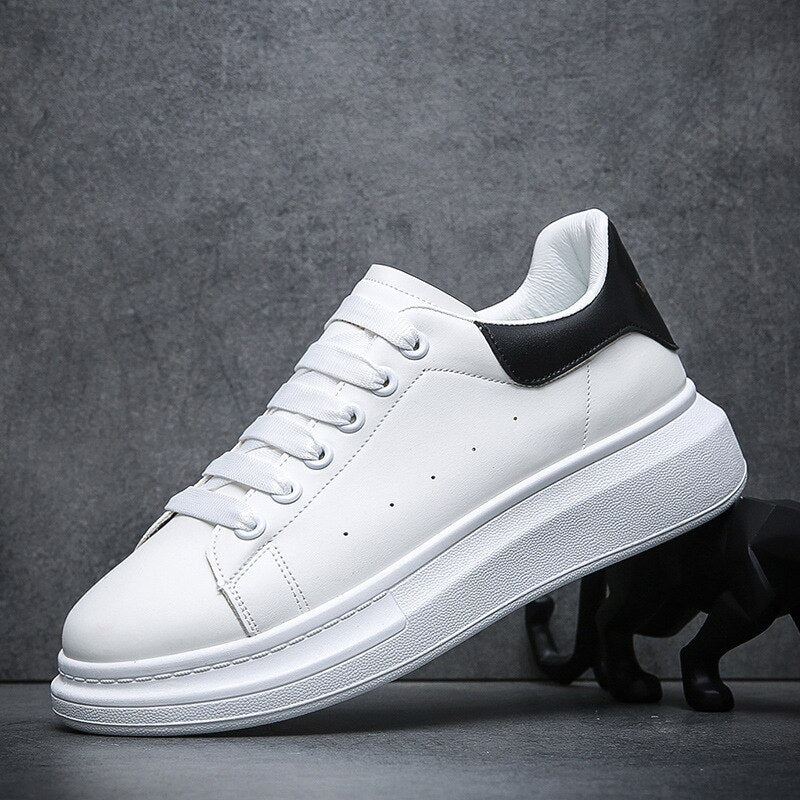 Zwart witte heren urban sneakers, comfortabel en trendy. Ideaal als vrijetijdsschoenen voor een moderne man.