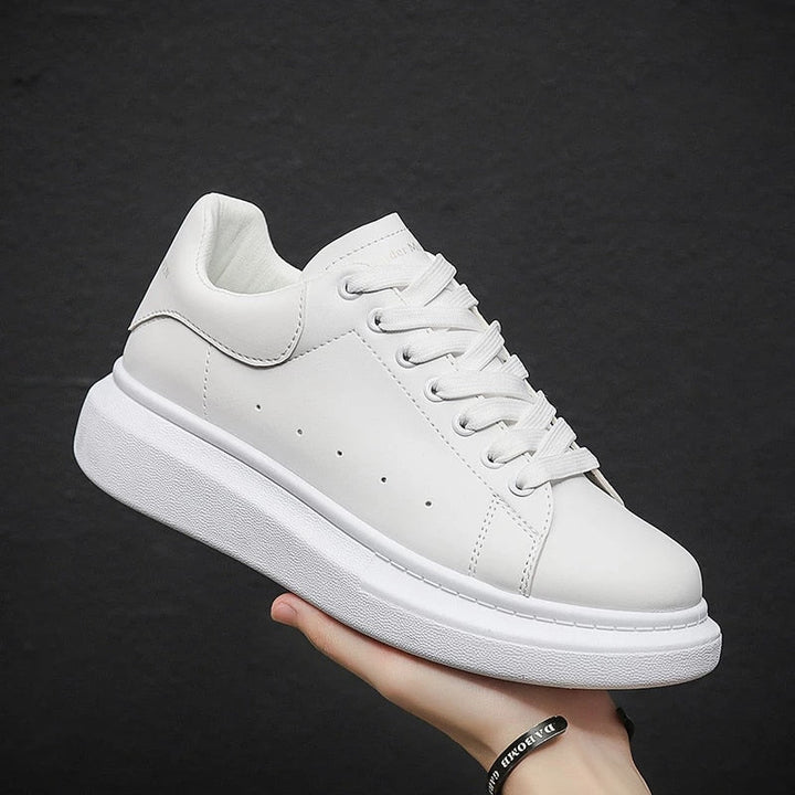 Comfortabele heren sneakers in urban stijl. Deze stijlvolle schoenen zijn perfect voor dagelijks gebruik.