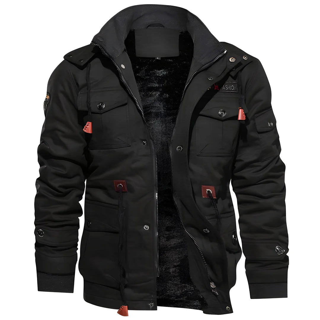 Stijlvolle heren winterjas met dubbele sluiting en praktische zakken, ideaal voor warmte en comfort in de kou.