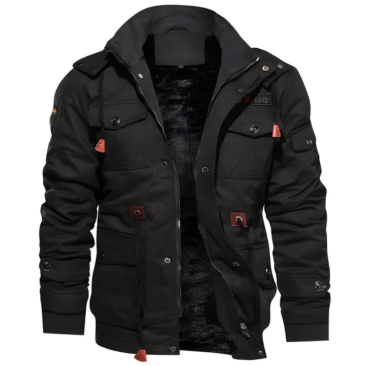 Stijlvolle heren winterjas met dubbele sluiting en praktische zakken, ideaal voor warmte en comfort in de kou.