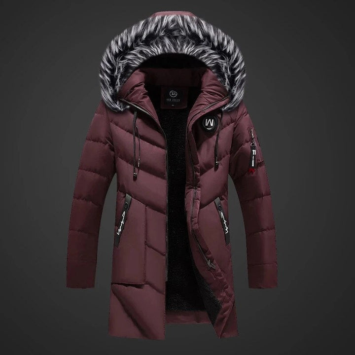 Man draagt moderne, warme heren winterjas parka. Stijlvol ontwerp, perfect voor winterkleding en herenmode.