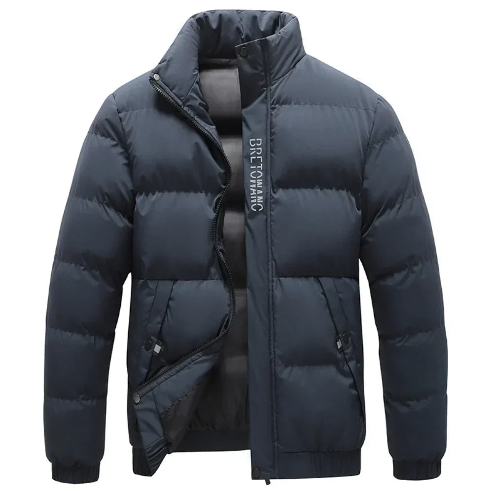 "Stijlvolle heren winterjas, water- en winddicht, grijs, navy blauw of zwart, vooraanzicht met kraag en zakken."