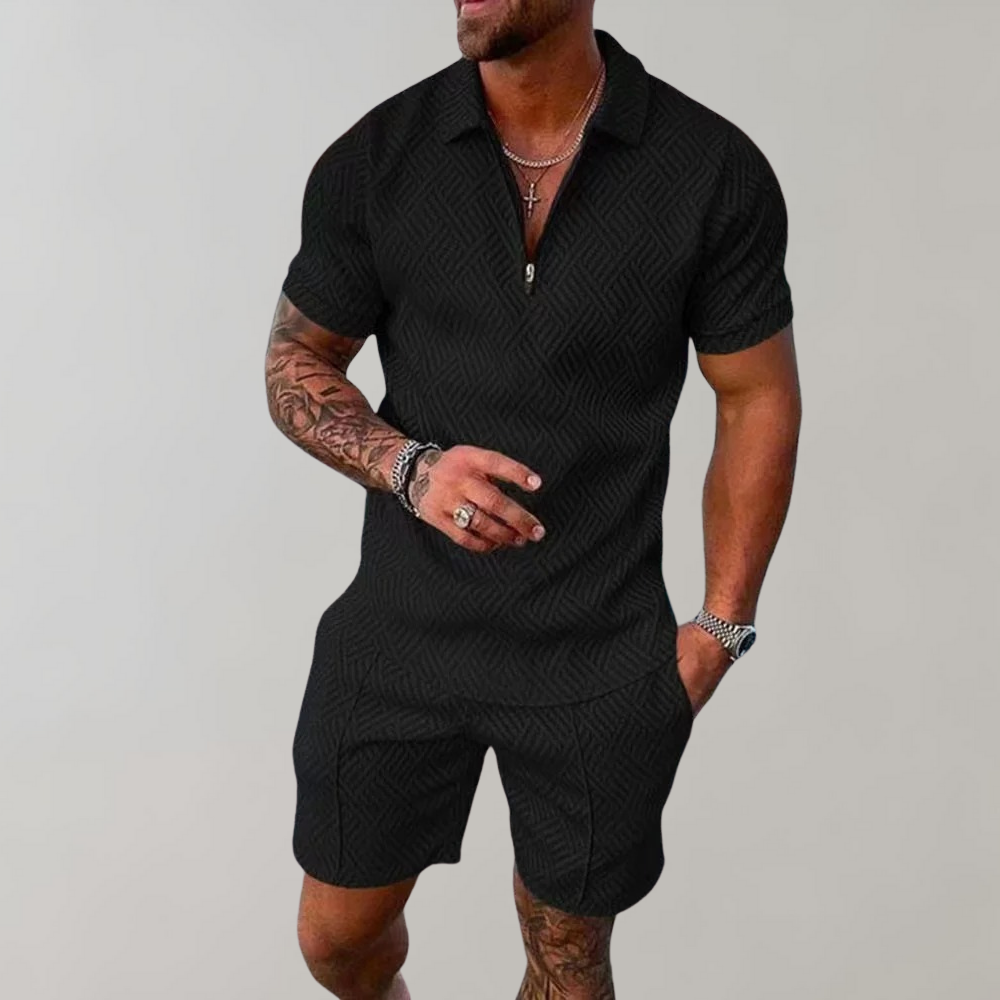 "Stijlvolle heren zomerset met blauwe polo en beige korte broek, ideaal voor warme dagen en casual uitjes"