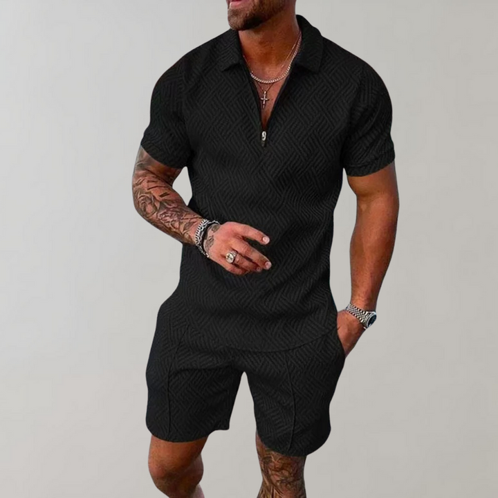 "Stijlvolle heren zomerset met blauwe polo en beige korte broek, ideaal voor warme dagen en casual uitjes"
