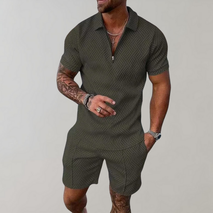 "Stijlvolle heren zomerset met blauwe polo en beige korte broek, ideaal voor warme dagen en casual uitjes"