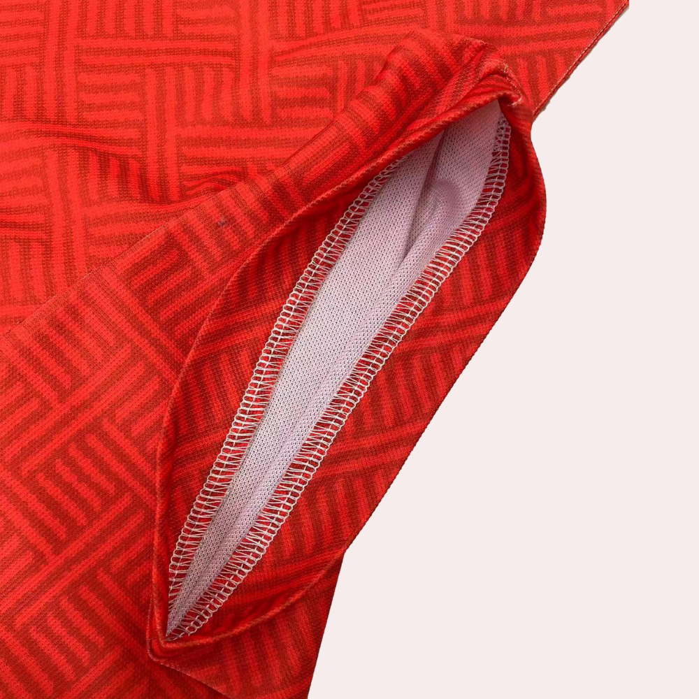 "Stijlvolle heren zomerset met blauwe polo en beige korte broek, ideaal voor warme dagen en casual uitjes"
