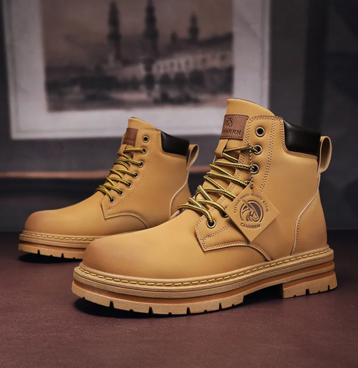 Zijprofiel van trendy herenboots met patchwork, ideaal voor een casual en comfortabele winterlook.