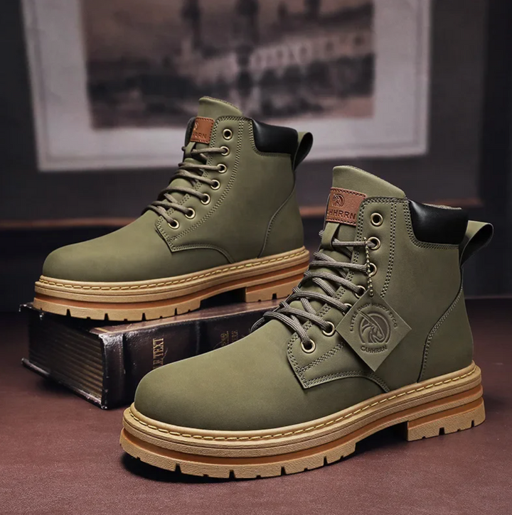 Achteraanzicht van de stijlvolle herenboots, benadrukt het unieke patchwork patroon voor herenschoenen.
