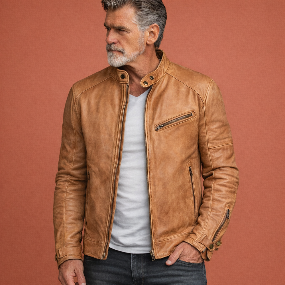 Comfortabele heren lederlook jas met ritssluiting en opstaande kraag. Perfecte herenkleding voor koelere dagen.
