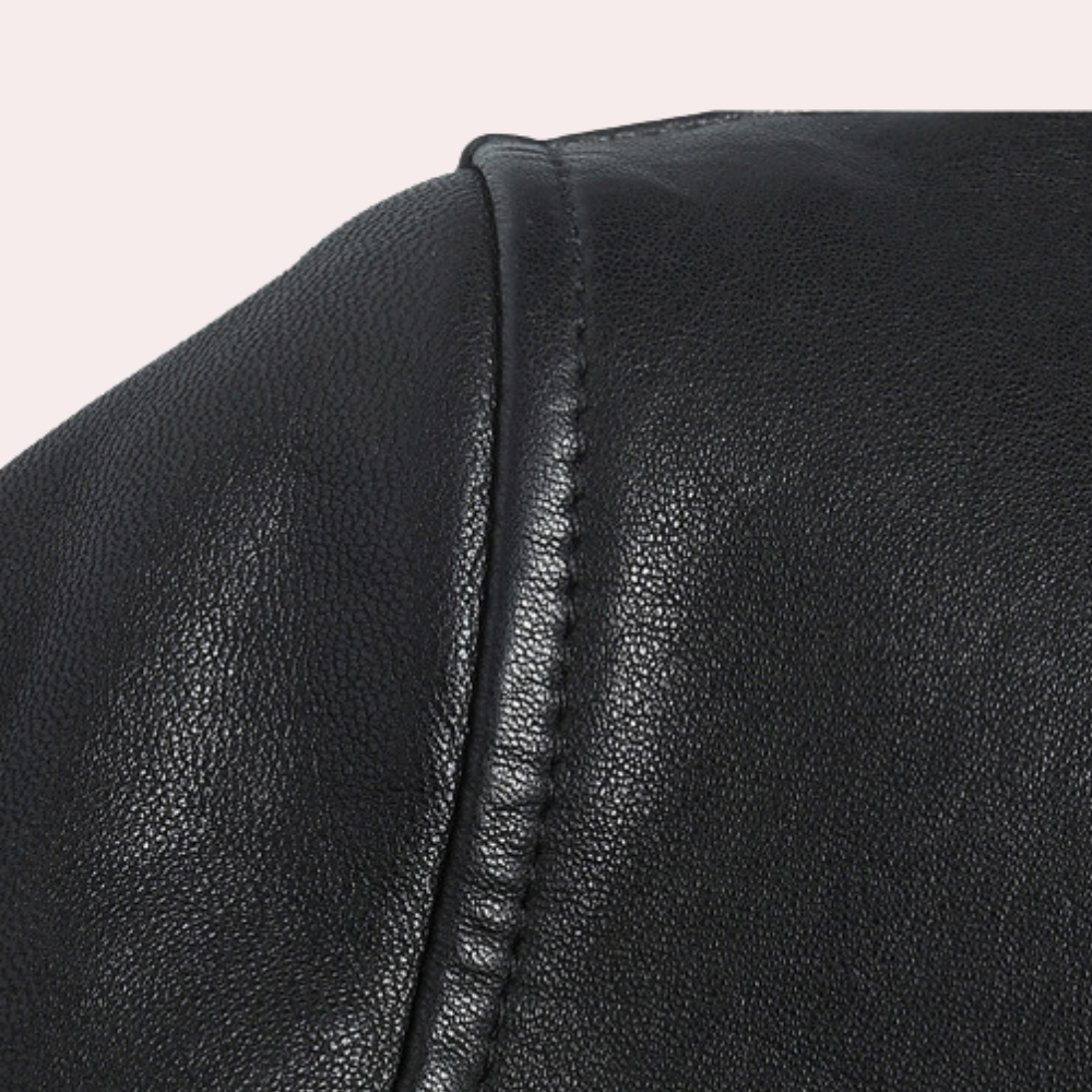 Man draagt casual herenjas in moderne stijl. Comfortabele kleding, perfect voor herfst en vrije tijd.