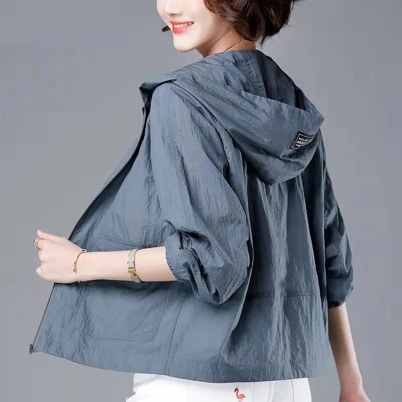 Waterdichte dames regenjas, korte jas met capuchon, ideaal als winddichte lentejas en casual buitenkleding.