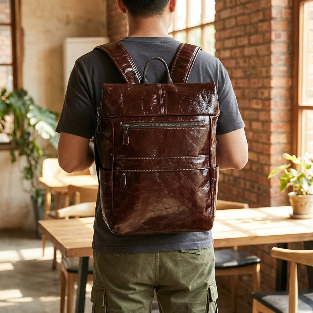 Stijlvolle Leatherlyx unisex rugzak van bruin runderleer met ruim laptopvak, ideaal voor werk, school of reizen.
