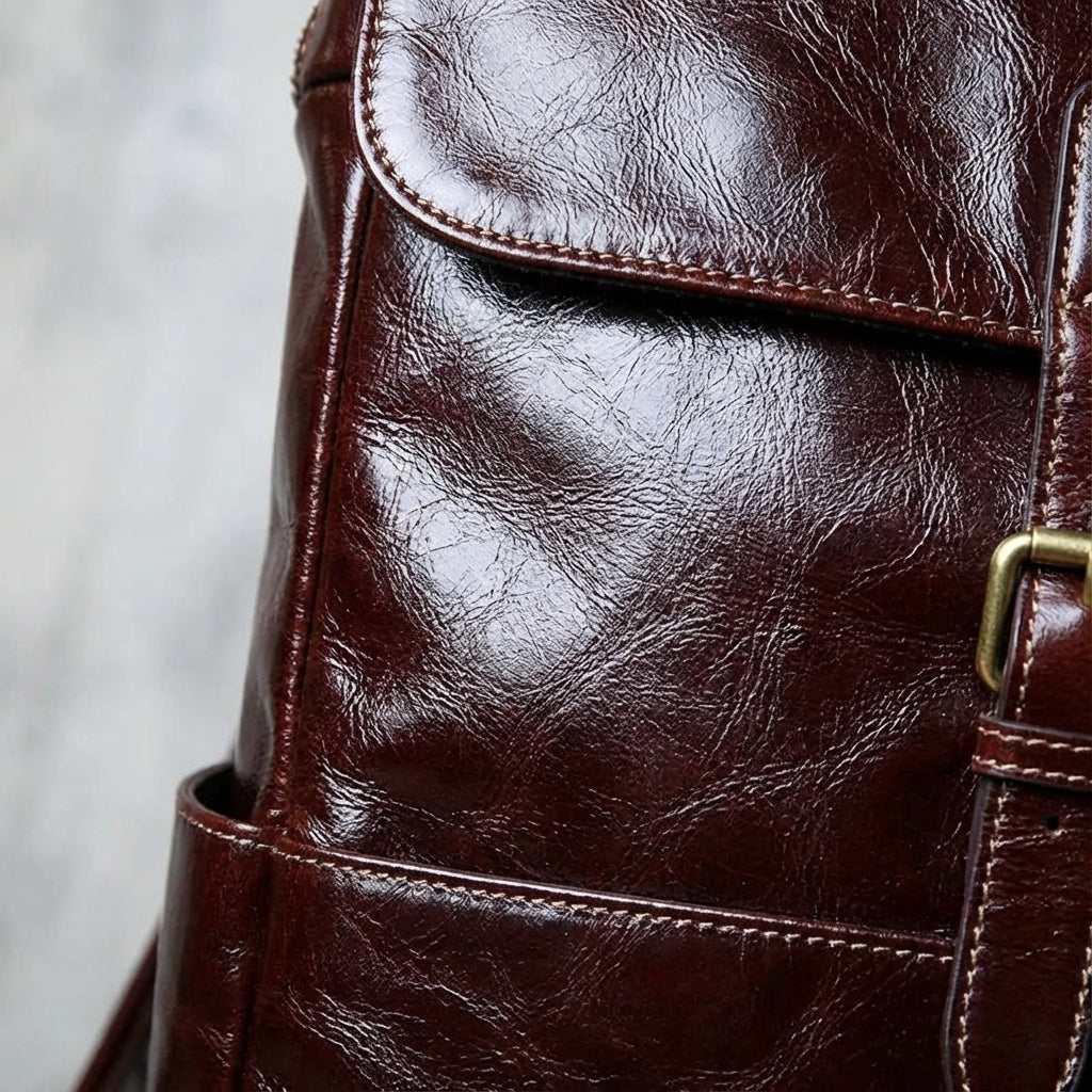 Hoogwaardige Leatherlyx leren rugzak in bruin, met veel vakken. Stijlvolle unisex dagrugzak voor georganiseerd gebruik.