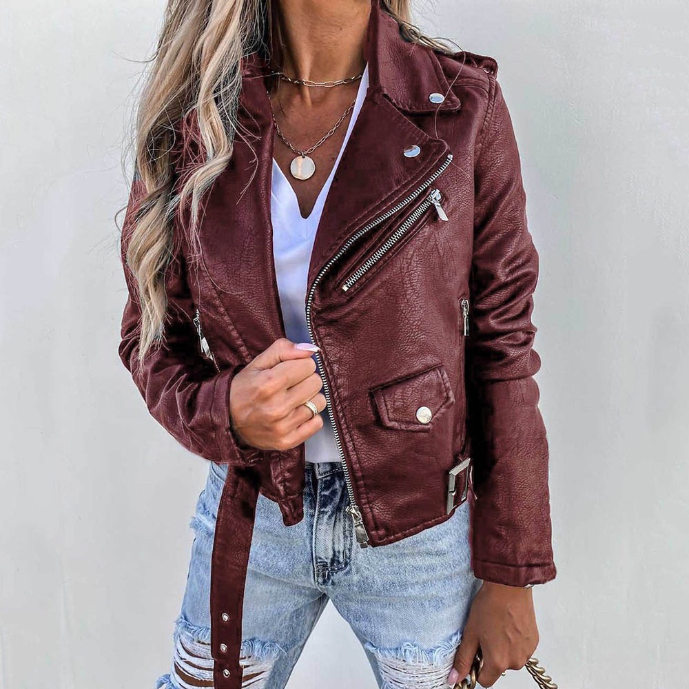 "Stijlvolle leren bikerjack voor dames met asymmetrische ritsen en metalen details, ideaal voor een edgy en chique look."