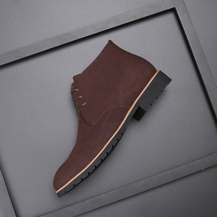 "Stijlvolle leren herenenkellaarzen van koe suède, slip-on ontwerp, elegante uitstraling, ideaal voor casual lente-outfits."