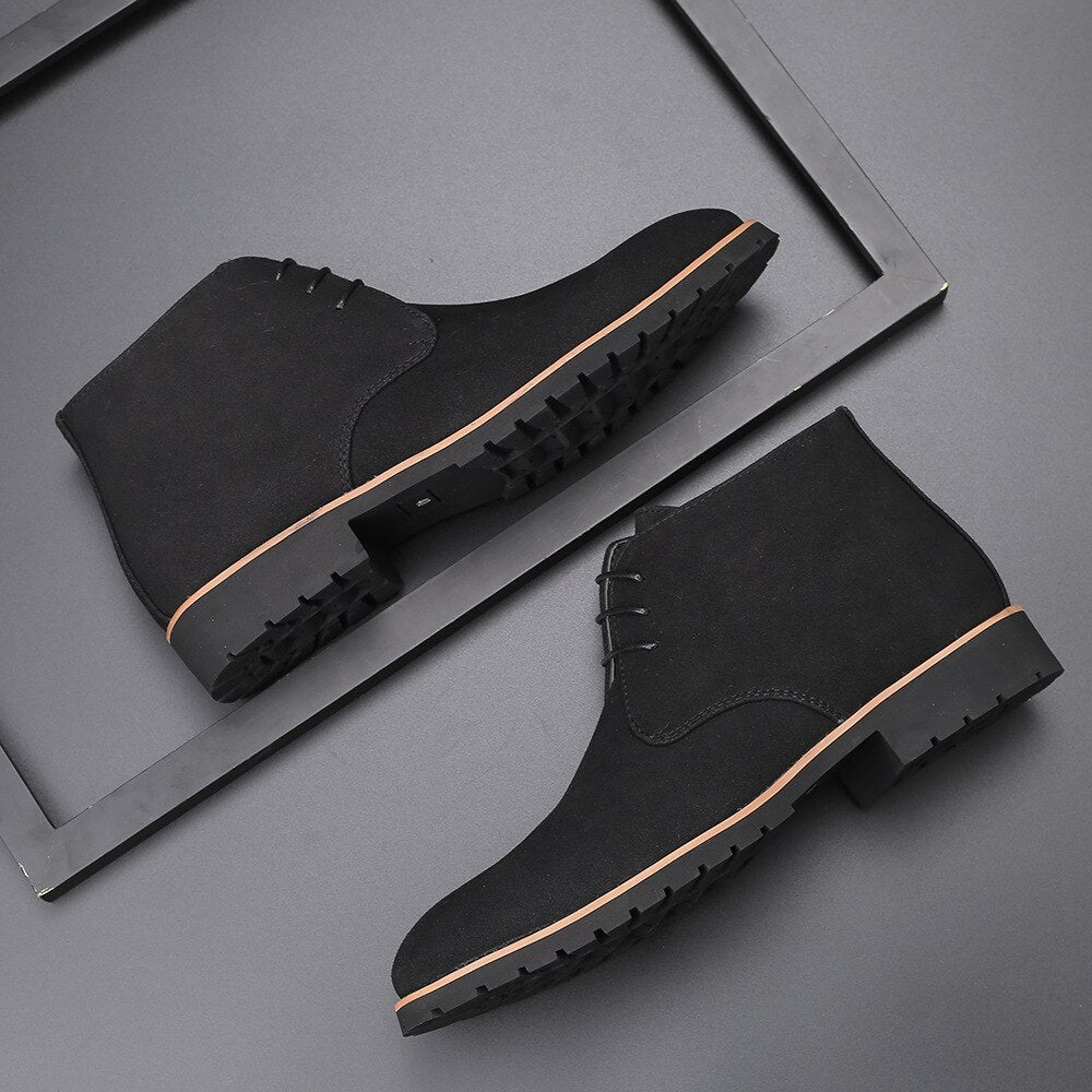 "Stijlvolle leren herenenkellaarzen van koe suède, slip-on ontwerp, elegante uitstraling, ideaal voor casual lente-outfits."