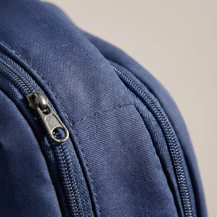 Comfortabele LiteHaul laptoprugzak gedragen, perfect voor pendelen, reizen en dagelijks gebruik. Ergonomisch design.