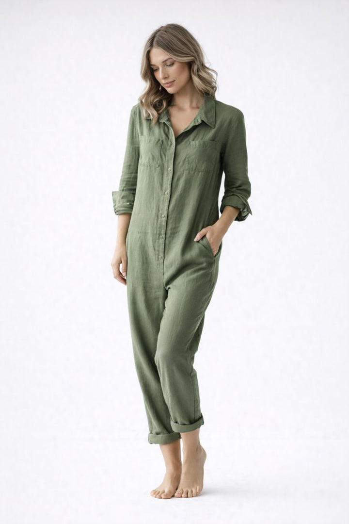 Modieuze dames jumpsuit met knoopsluiting en reverskraag, perfect voor een veelzijdige casual of urban stijl.