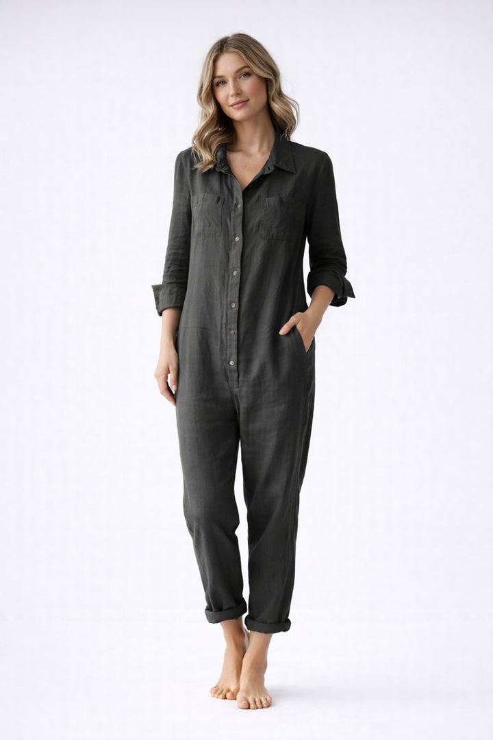 Veelzijdige dames jumpsuit met knoopsluiting en losvallende pasvorm, combineert comfort met een trendy look.