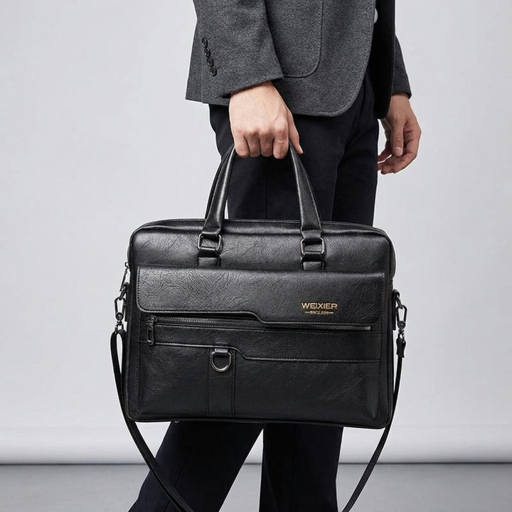 Close-up van de duurzame PU leren MetroBrief aktetas, een stijlvolle laptoptas met schouderband.