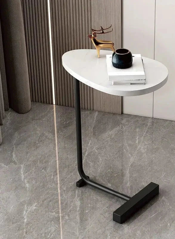 Minimalistische bijzettafel, ideaal als compact meubelstuk voor een strak en modern interieur.