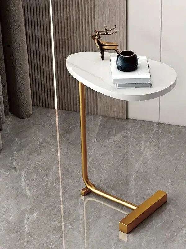 Stijlvolle bijzettafel naast bank of fauteuil, verrijkt direct uw moderne woonkamer.