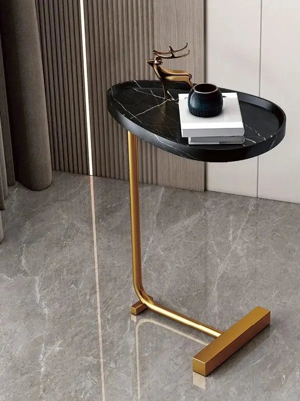 Moderne bijzettafel met decoratieve items, benadrukt de veelzijdigheid in elk interieur.