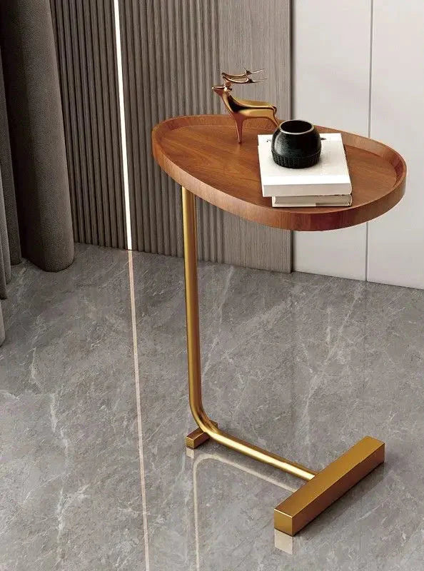 Stijlvolle compacte bijzettafel, toont modern design en slanke lijnen vanuit een hoek.