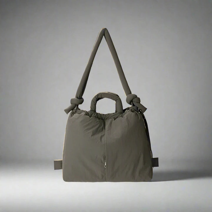 "Stijlvolle puffer handtas in beige met ruim design en comfortabele handgrepen voor vrouwen, perfect voor dagelijks gebruik."