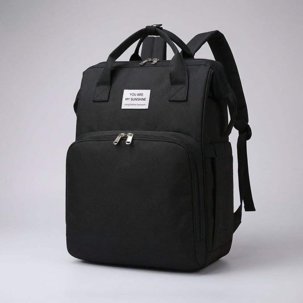 Ouder draagt een moderne luiertas rugzak, praktisch voor babyverzorging en reizen. Essentiële georganiseerde tas.